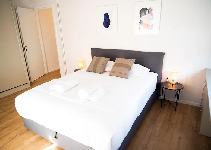 Urban Comfort 2 Bdrm Next To Metro