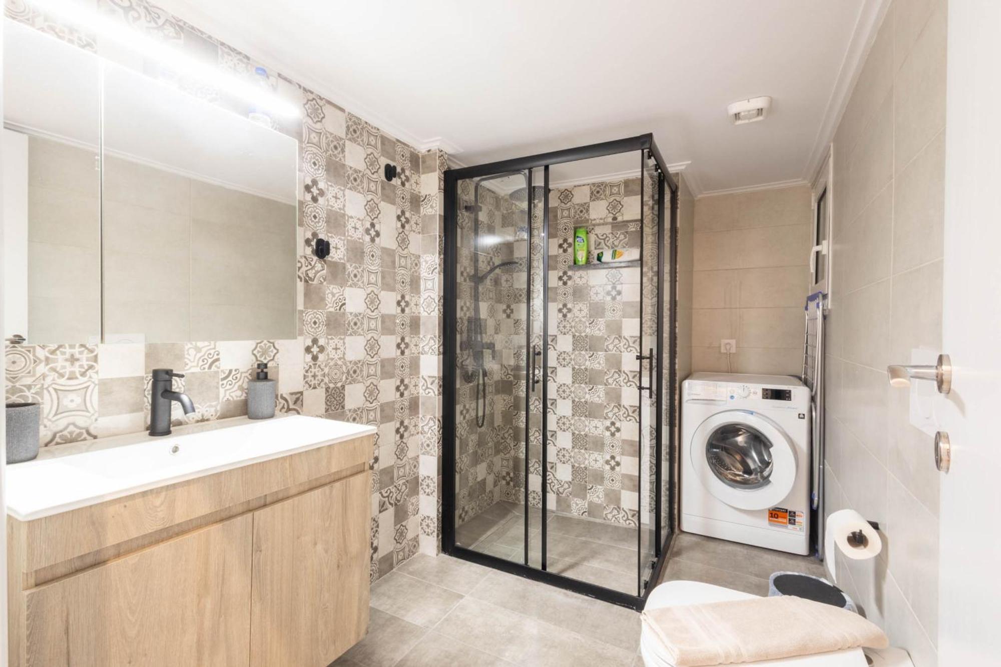 Apartment Urban Comfort 2 Bdrm Next To Metro Athens